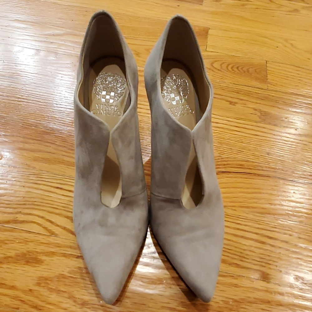 VINCE CAMUTO SUEDE PUMPS